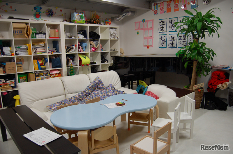 子どもたちが過ごすリビングダイニングスペース。グランドピアノもある