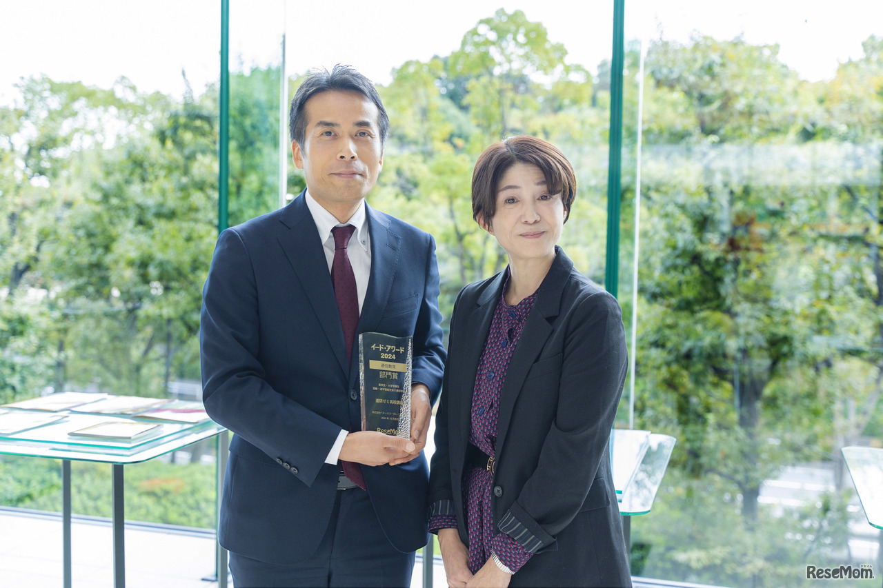 フロアの中央に飾っているというトロフィーとともに