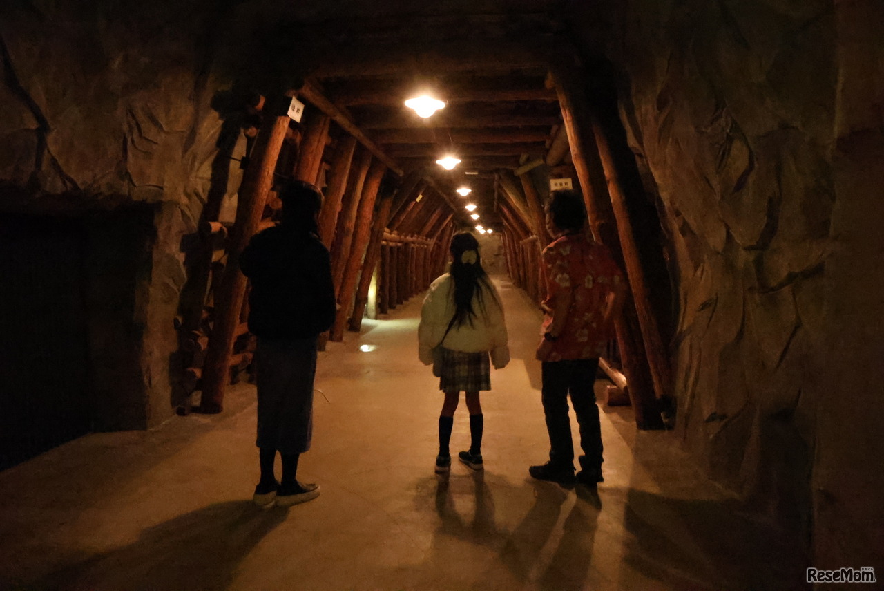 地下の模擬坑道を行く。地熱やいわきの温泉熱で、実際の坑道の気温は45℃を超えたそう