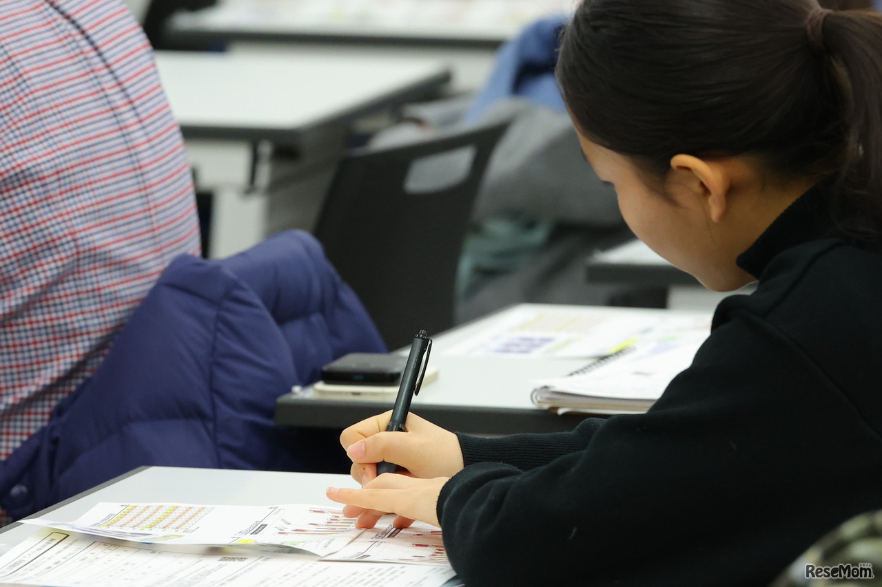 会場では参加者が真剣な表情でメモを取る姿が見られた