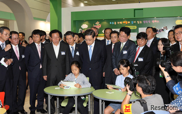 スマート教室は未来の教室ではなく、実際にソウォン小学校で使われている端末とプログラムをそのまま会場に移動させたもの。このような環境で勉強する学校はまだ全国で7校ぐらいしかない