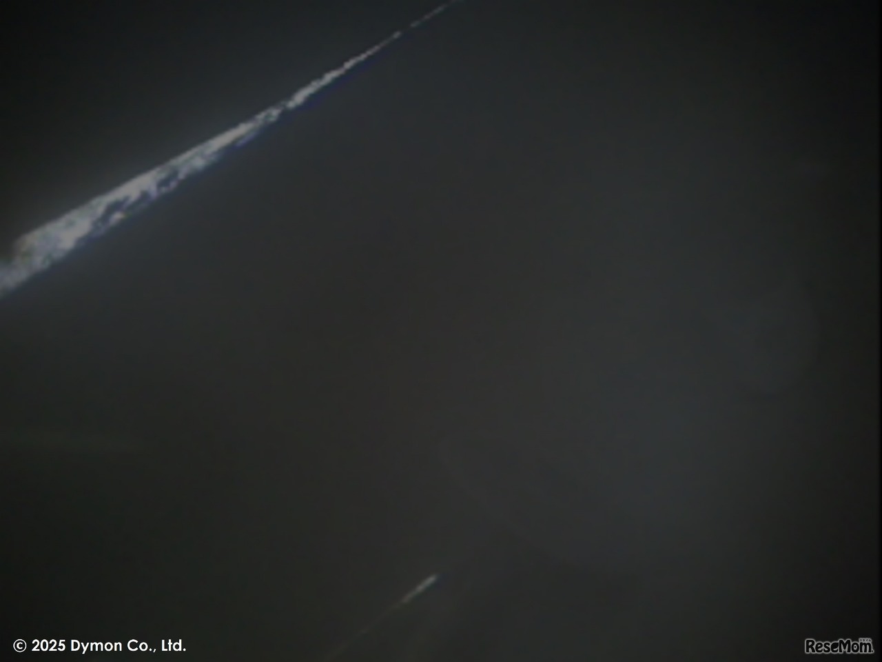 YAOKI搭載カメラによる月面での撮影（2025年3月7日）※左上: クレーターの縁（リム）　中央下：月着陸船Athenaの脚部