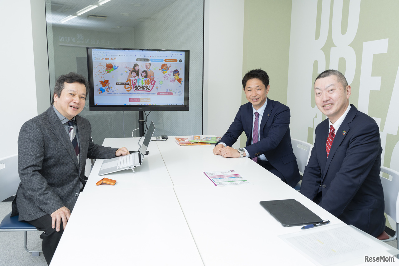 左から、KidsUPのカリキュラム監修を務める萓忠義氏（応用言語学博士・学習院女子大学教授）、KidsUP取締役副社長 辻球一氏、ピアソン・ジャパン 代表取締役社長 寺西裕氏