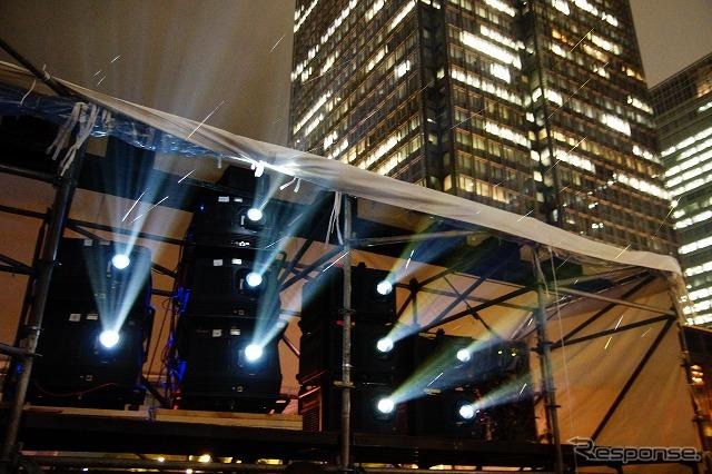 投影中のプロジェクター。色補正も行い、それぞれ同期させているのだが、これは非常に難易度の高い作業だったという。