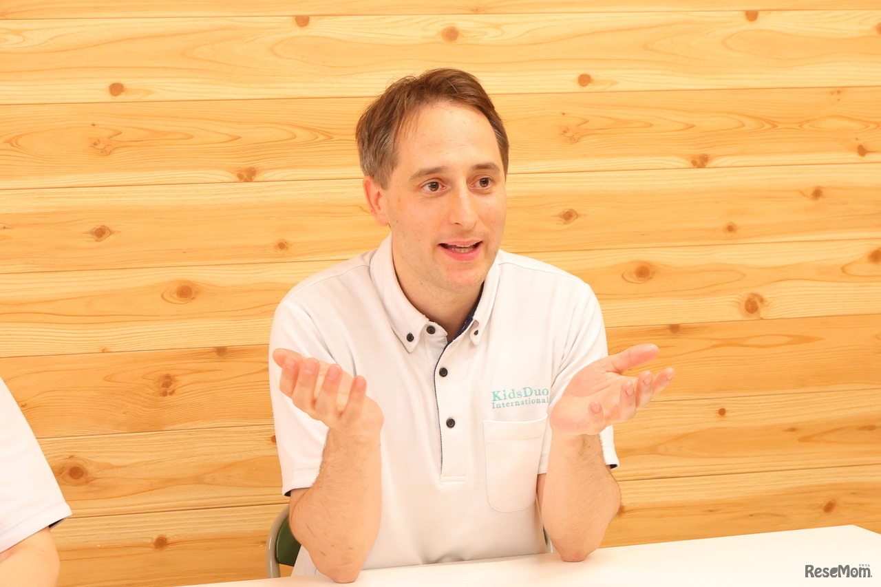 ”Safe””Care””Fun”の3つを心掛けたうえで「幼少期に必要なさまざまなチャレンジの機会を提供します」とジェイク先生