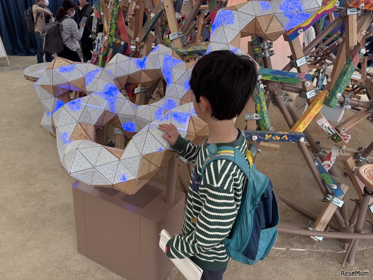 910個の正三角形が組み合わさってできたモニュメント「角命」。背後に約15,000個のLEDが設置されている