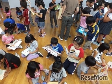 絵本を楽しむ西部小の子どもたち