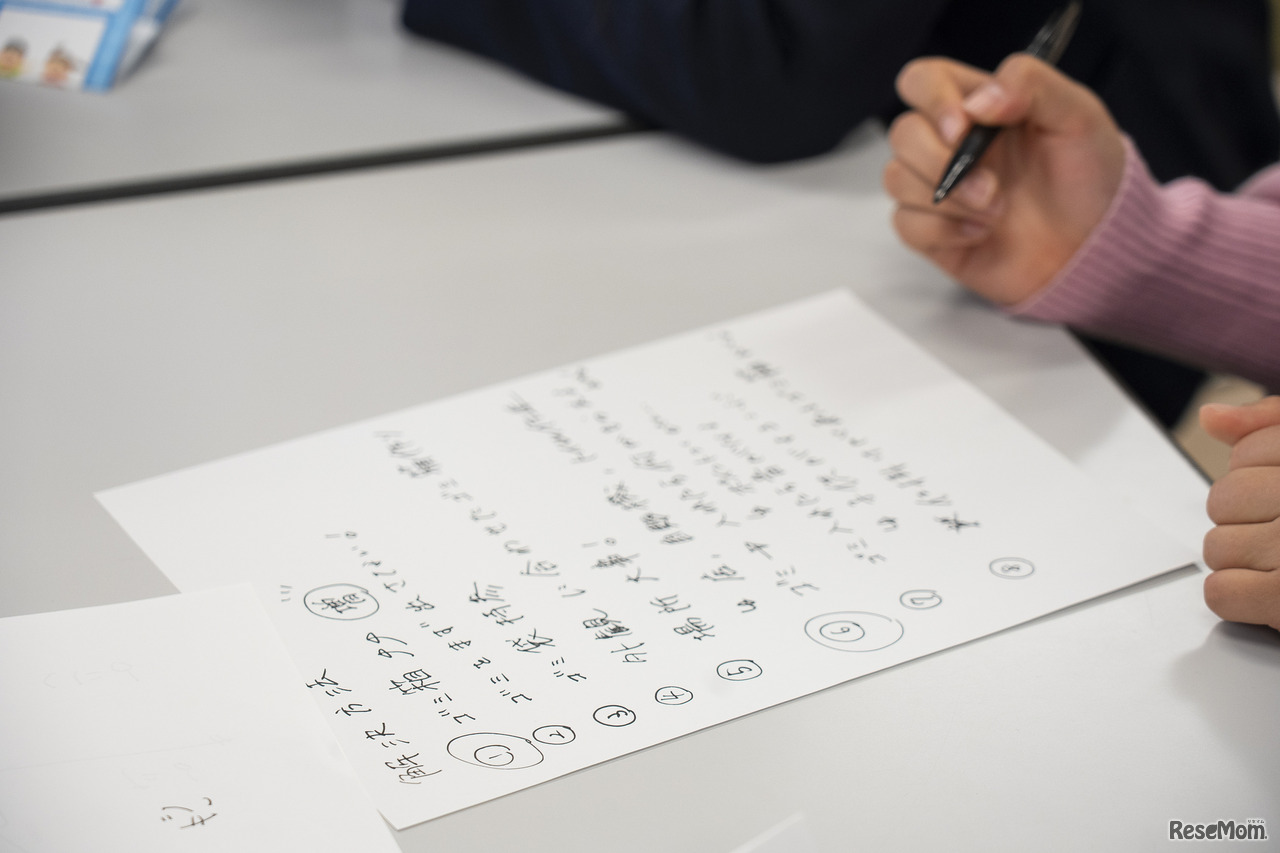 グループワークでは「ポイ捨て」防止の仕掛けについて、高校生たちがアイデアを出しあった