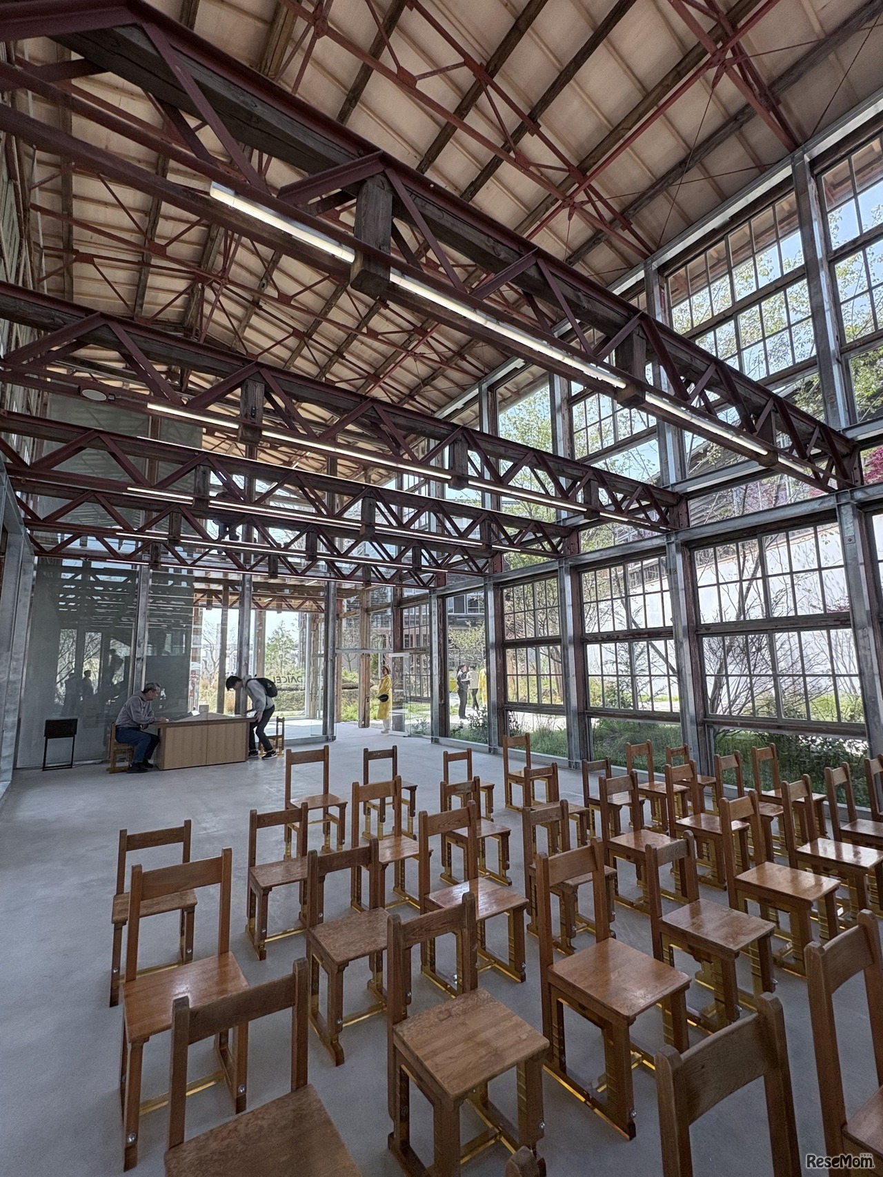 森の集会所。窓の外には緑が見え、光がたっぷり差し込む癒しの空間