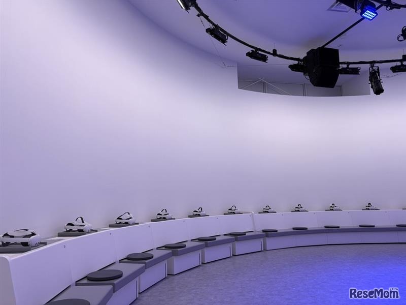 30人が同時にVRゴーグルを使って没入体験。さまざまな生き物になって命のつながりを感じる