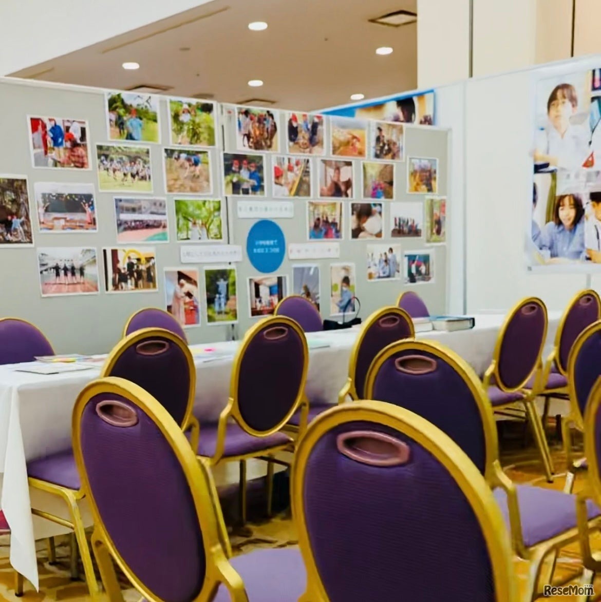 学校ブースには在校生の作品や写真なども展示