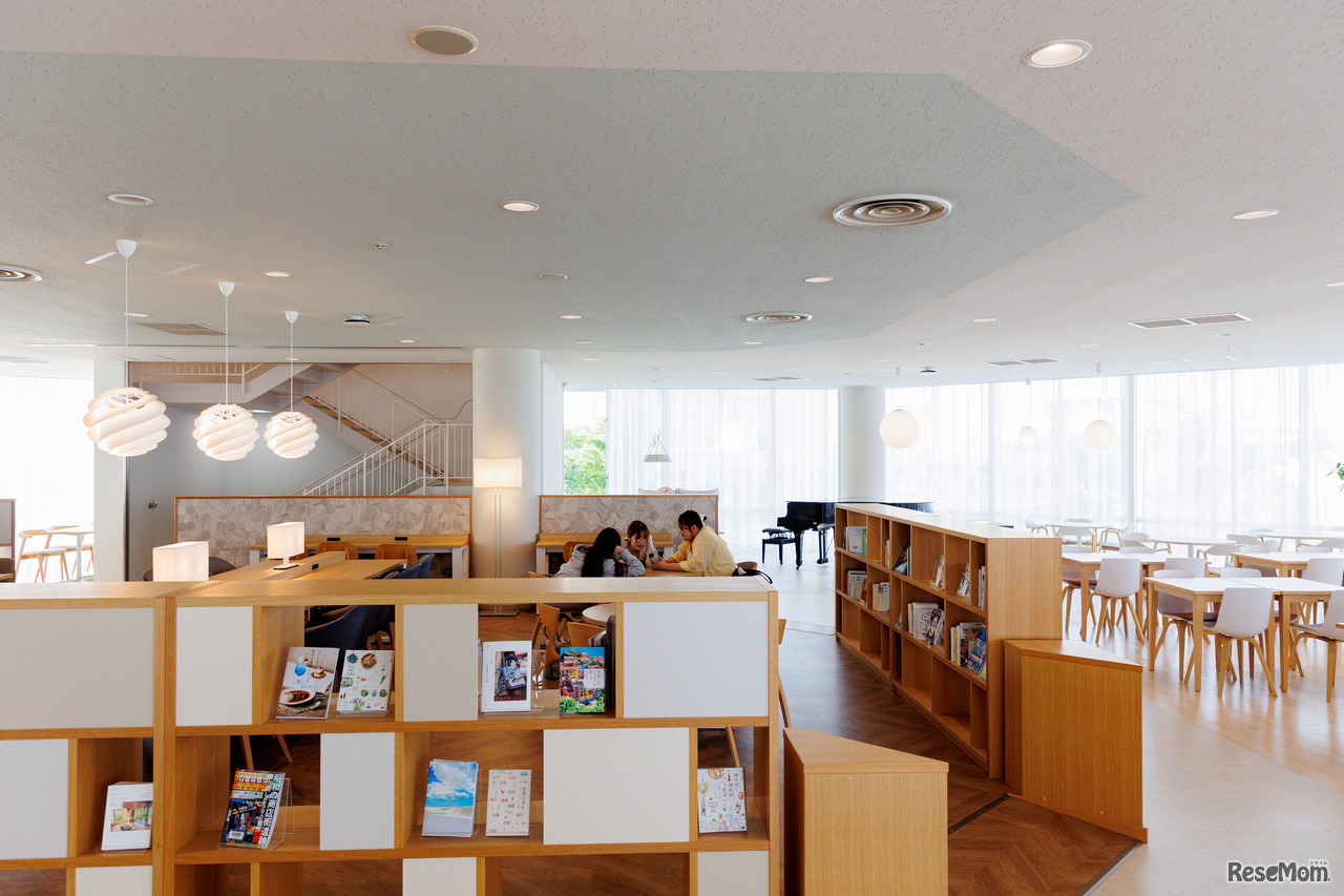 3階のBookカフェ「Soleil」から神戸の街並みと海を一望できる