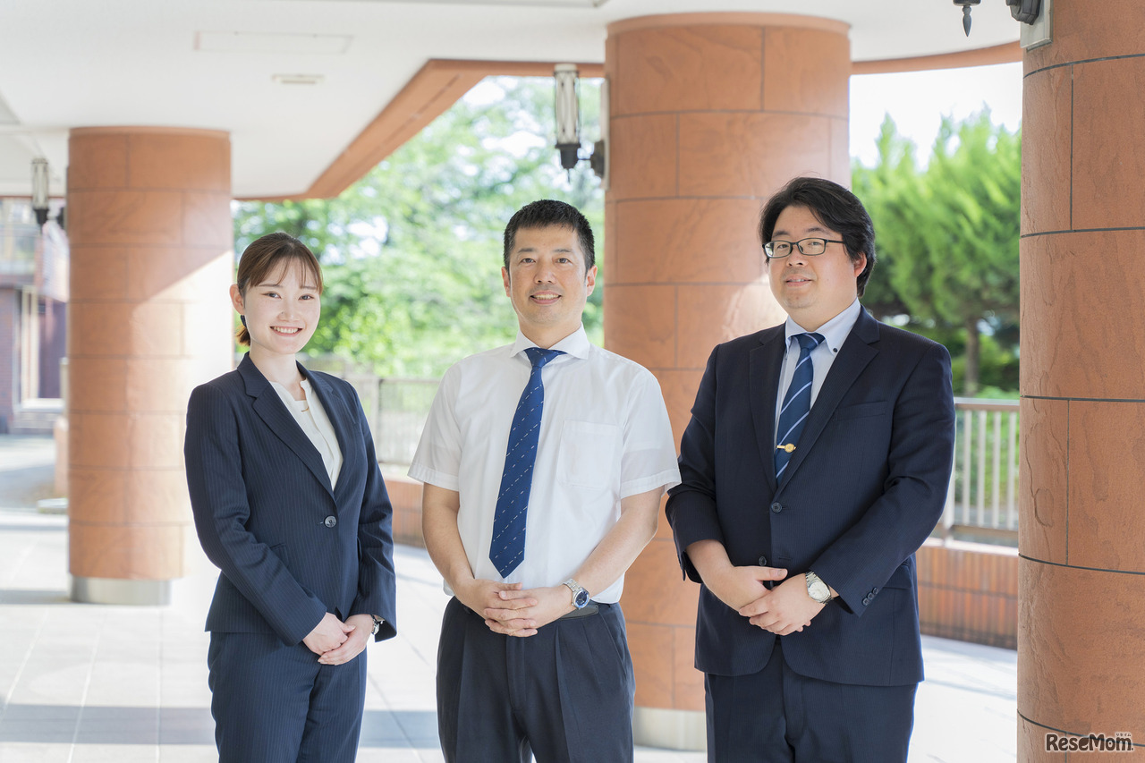 星野高等学校グローバルフロンティアコースチーフの鳥越智晴氏（中央）、英語科教諭の橘内 惠氏（左）、英語科教諭の佐藤彬氏（右）