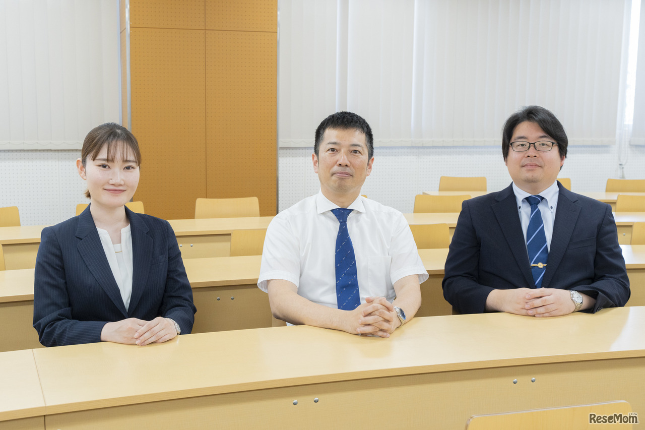 星野高等学校グローバルフロンティアコースチーフの鳥越智晴氏（中央）、英語科教諭の橘内 惠氏（左）、英語科教諭の佐藤彬氏（右）