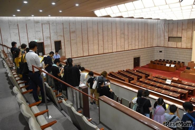 傍聴席から本会議場を見学