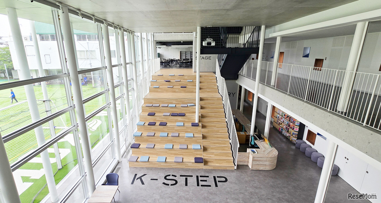K-Placeは「WINGS探究」の象徴的な場所。開放的な吹き抜けの階段「K-STEP」に座り、生徒たちがさまざまな学びを深める