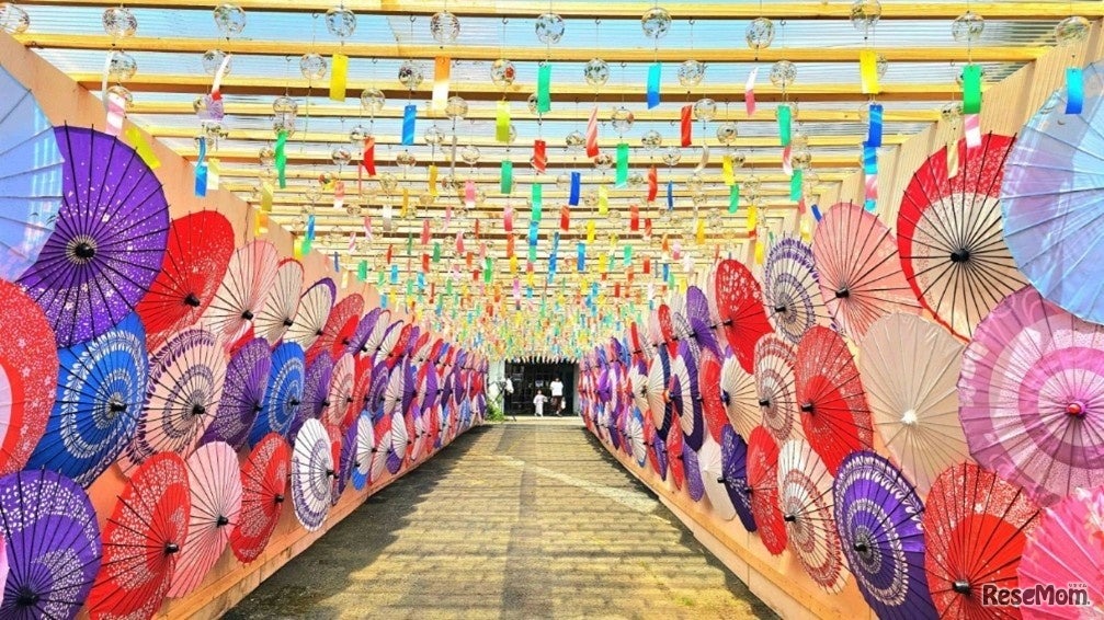 「風鈴まつり」の約6,000個の風鈴と、「和傘物語」の約400本の和傘の共演
