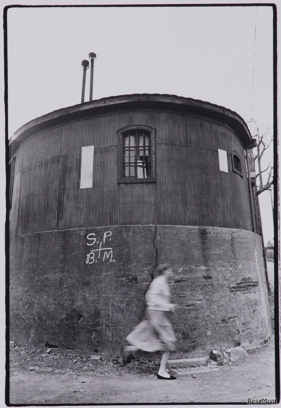 奈良原一高「Blue Yokohama」1959年（1994年のプリント）ゼラチン・シルバー・プリント 31.1×21.3cm 奈良原一高アーカイブズ寄贈 横浜美術館蔵　(c) NARAHARA IKKO ARCHIVES
