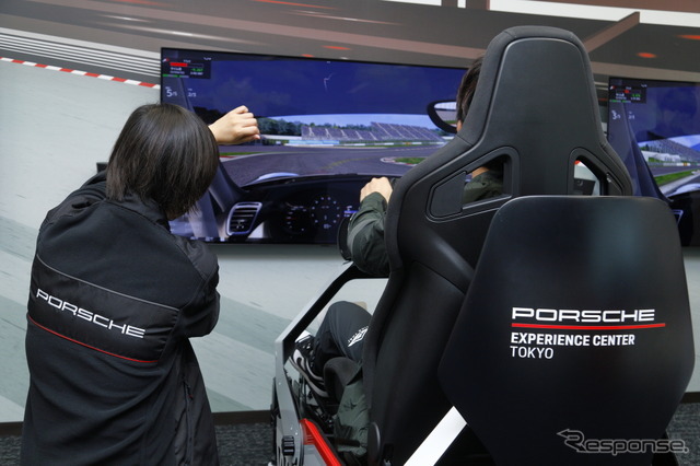 ドライビングシミュレーター　体験の様子