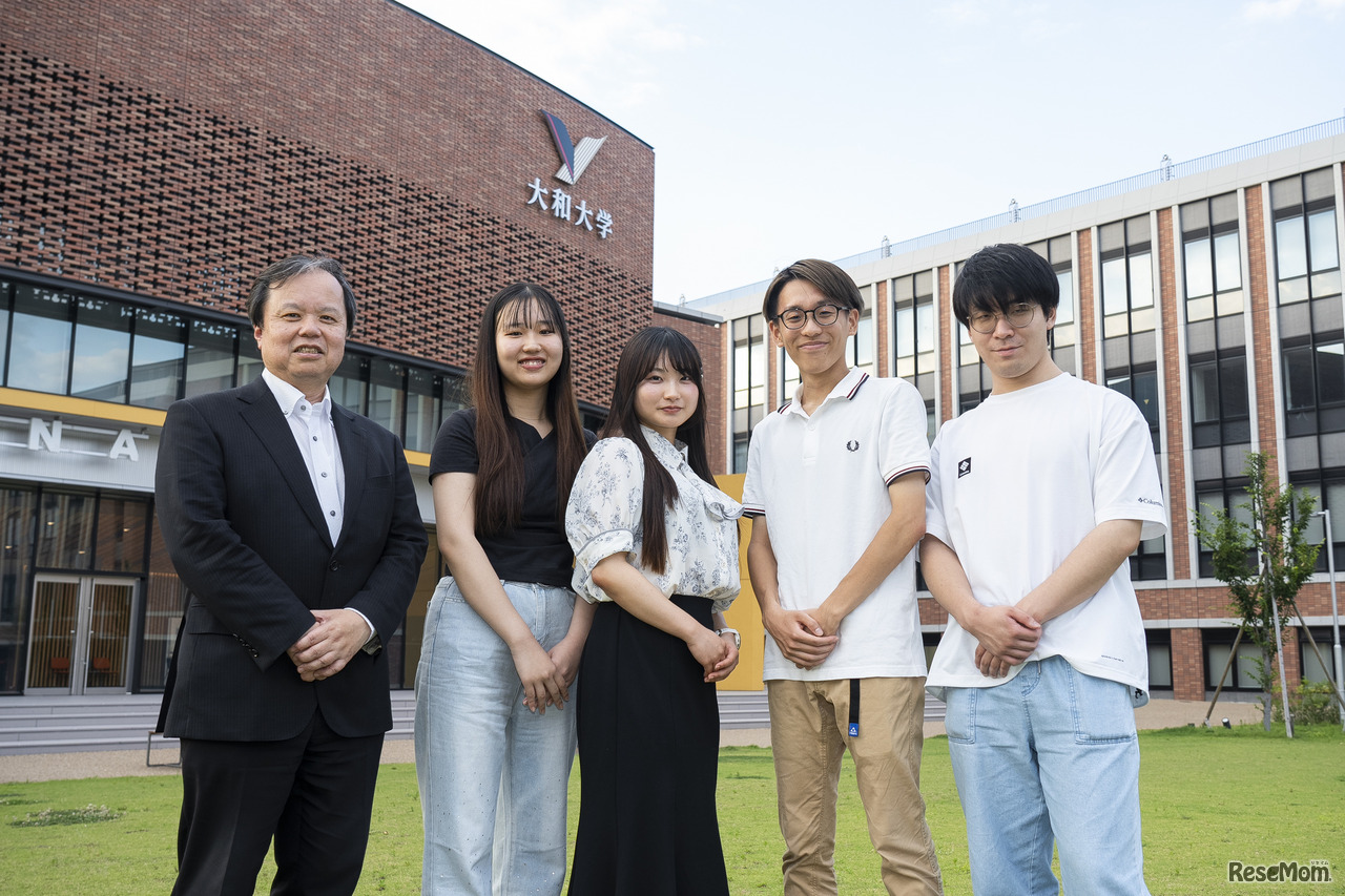 中岡義久教授と1期生の2年生