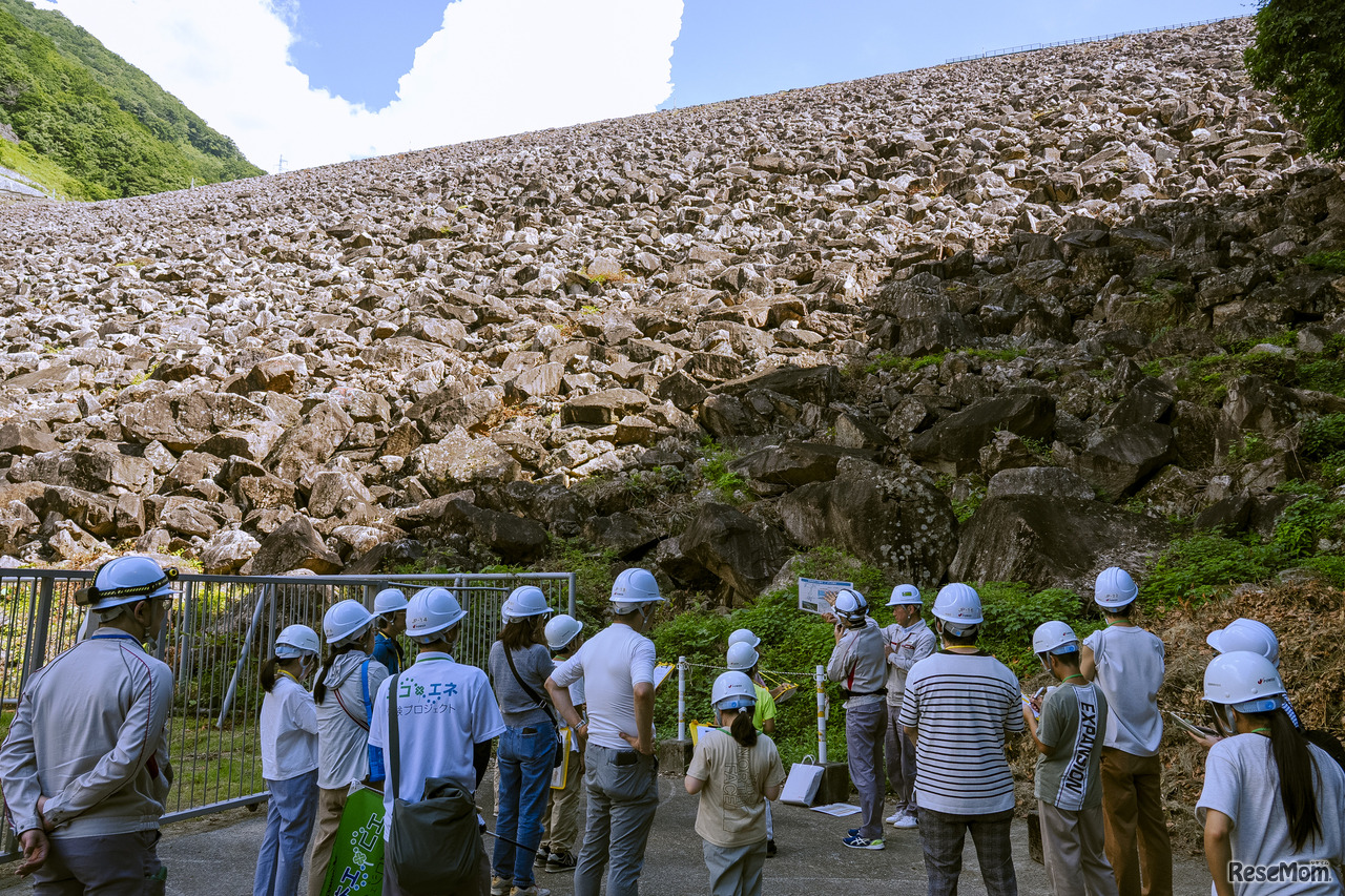 まるでピラミッドのようなロックフィルダム