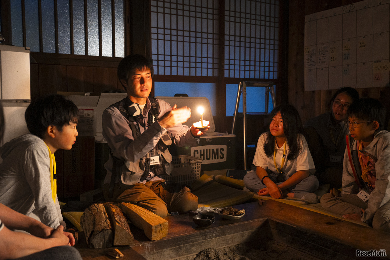 合掌家屋では囲炉裏の火を絶やさず、煙のヤニやススが屋根を腐食や害虫から守る役割を果たしていた。密度が高く重い木は薪に適し、長く燃えるという昔の人の知恵を学んだ