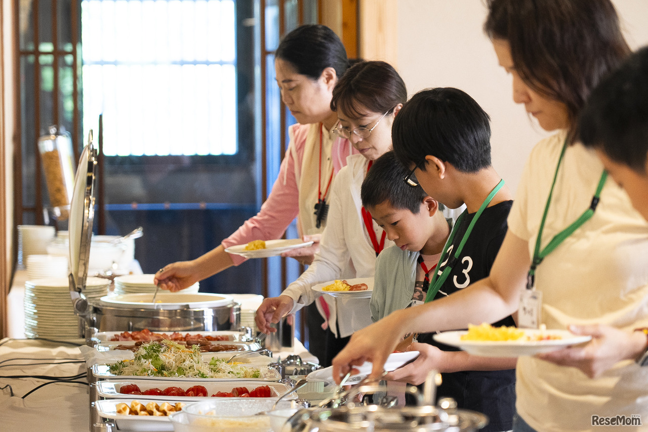 自然学校の朝食はバイキング形式