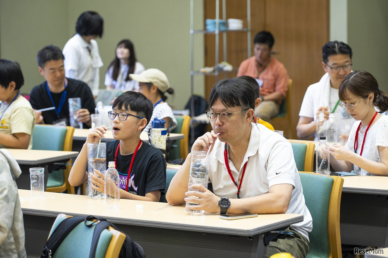 硬い「グラウンドの土」に見立てた紙の束と、フカフカの森の土では空気の通り道に違いがある