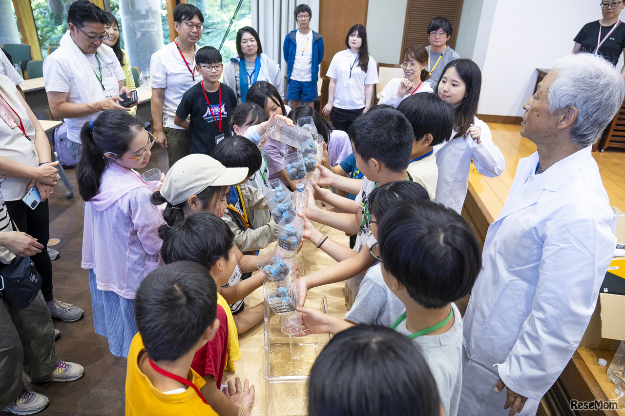 水を注ぐとダムに見立てた水槽に水がたまる