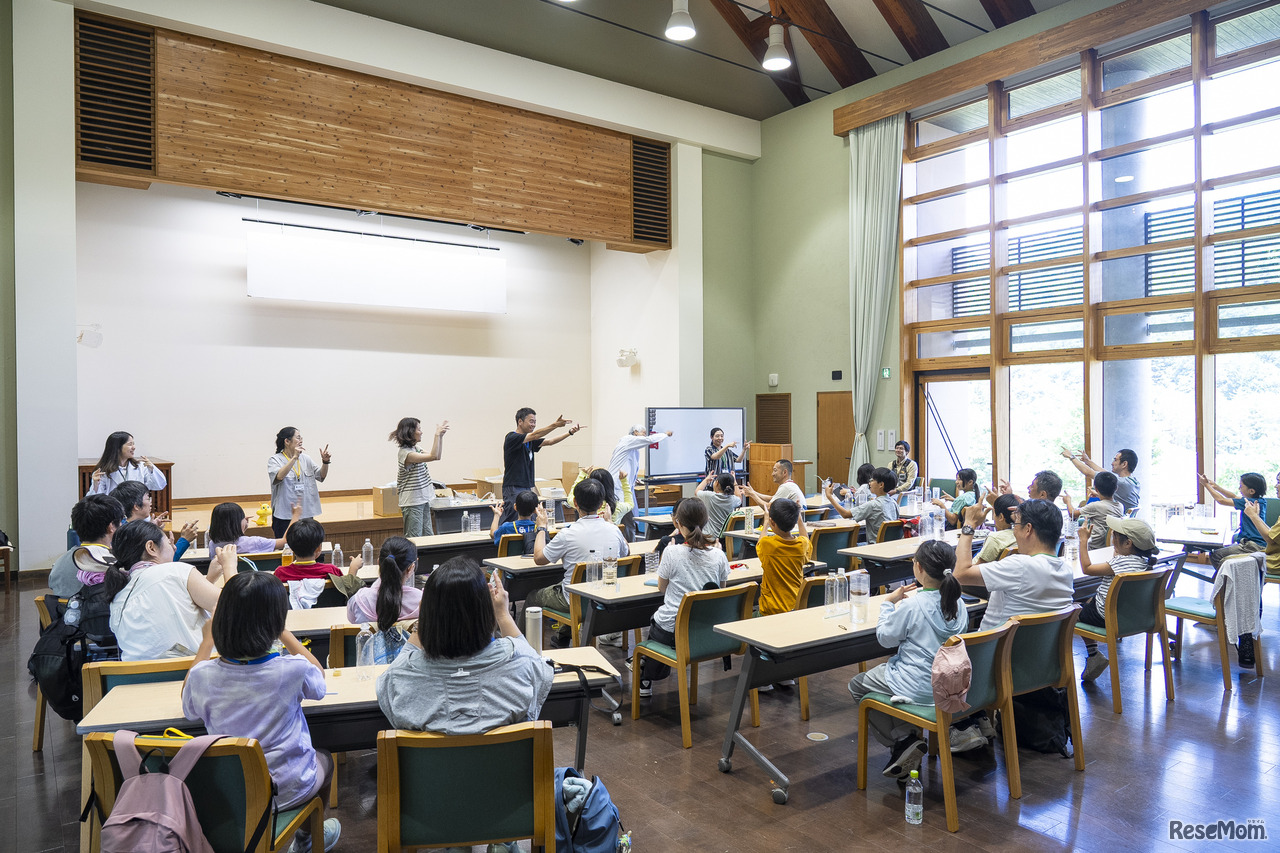 大人たちが懐かしい、フレミングの法則「電流・磁界・力」のポーズでラップダンスに挑戦