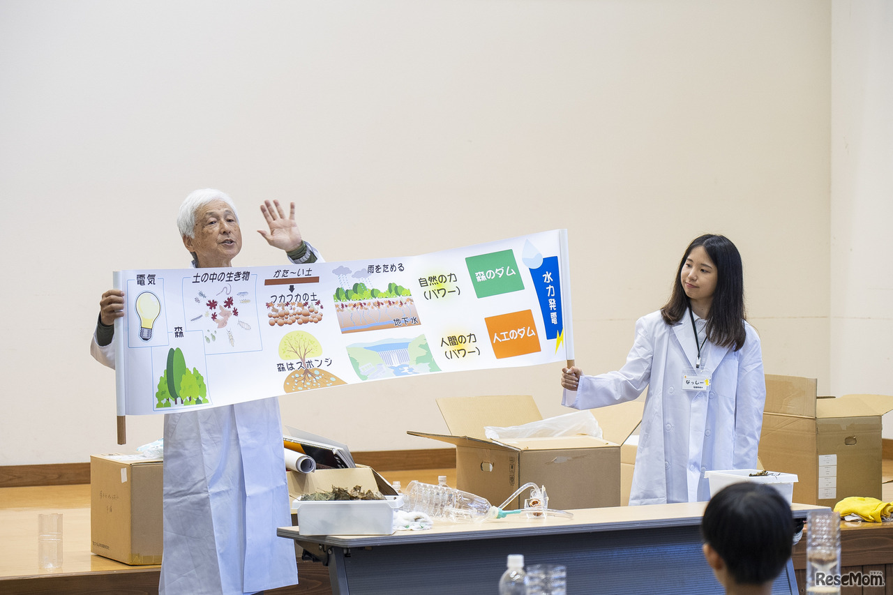 水力発電は自然の力による森のダムと、人間の力による人工のダムで支えられている