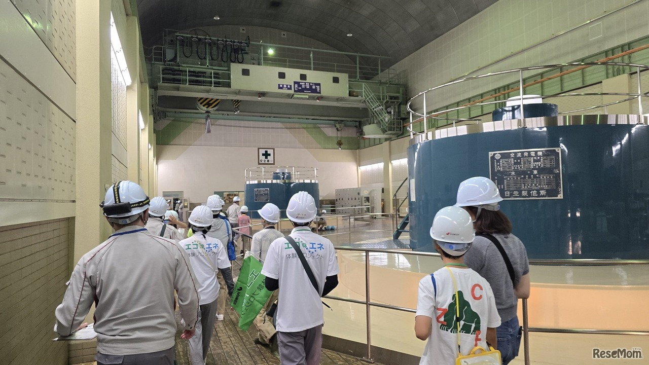 発電機室では大きな発電機が稼働していた