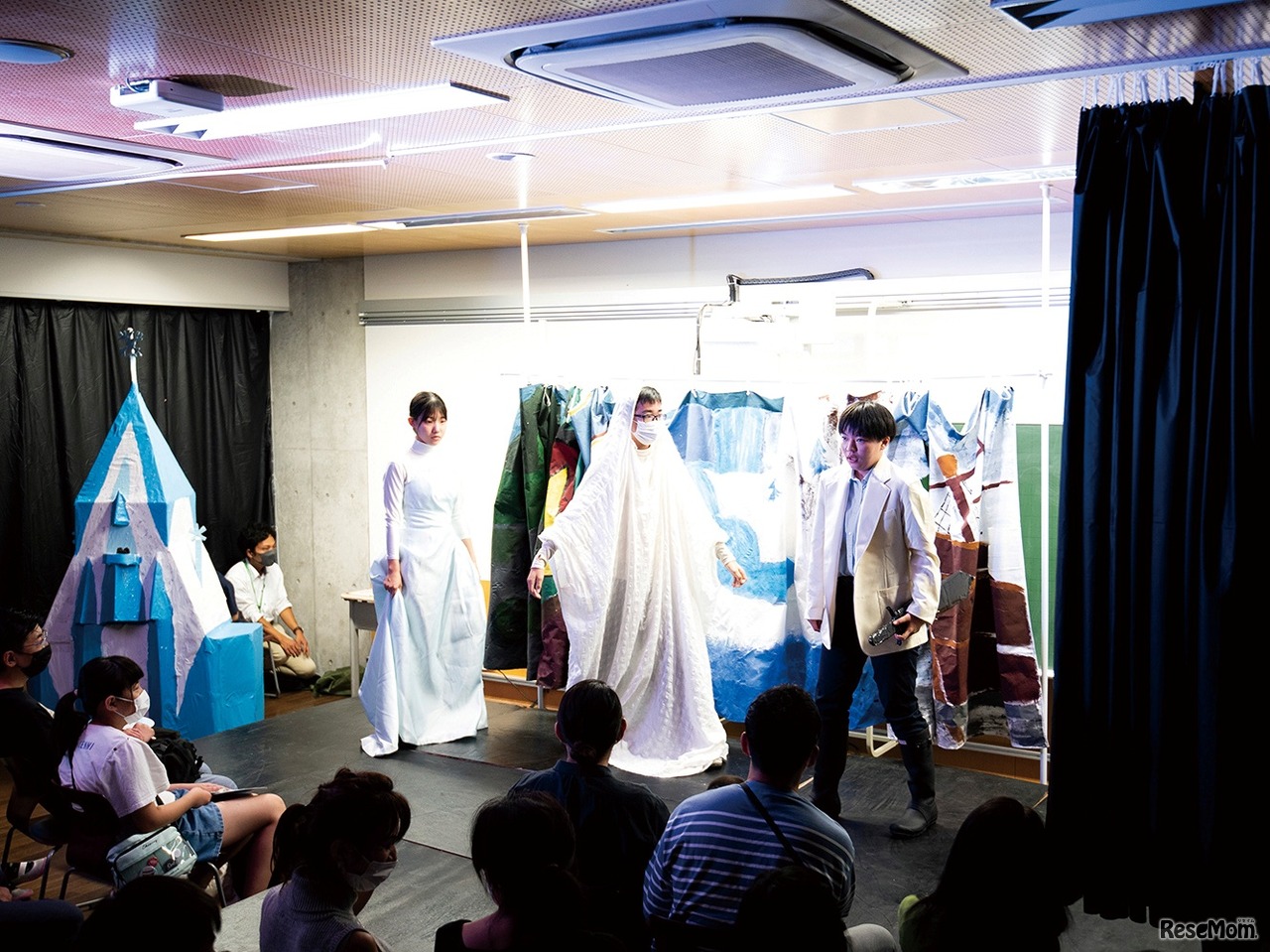 立正祭で行われる劇のようす