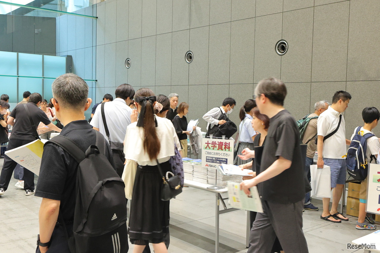大学パンフレットコーナーにも開場直後から長蛇の列
