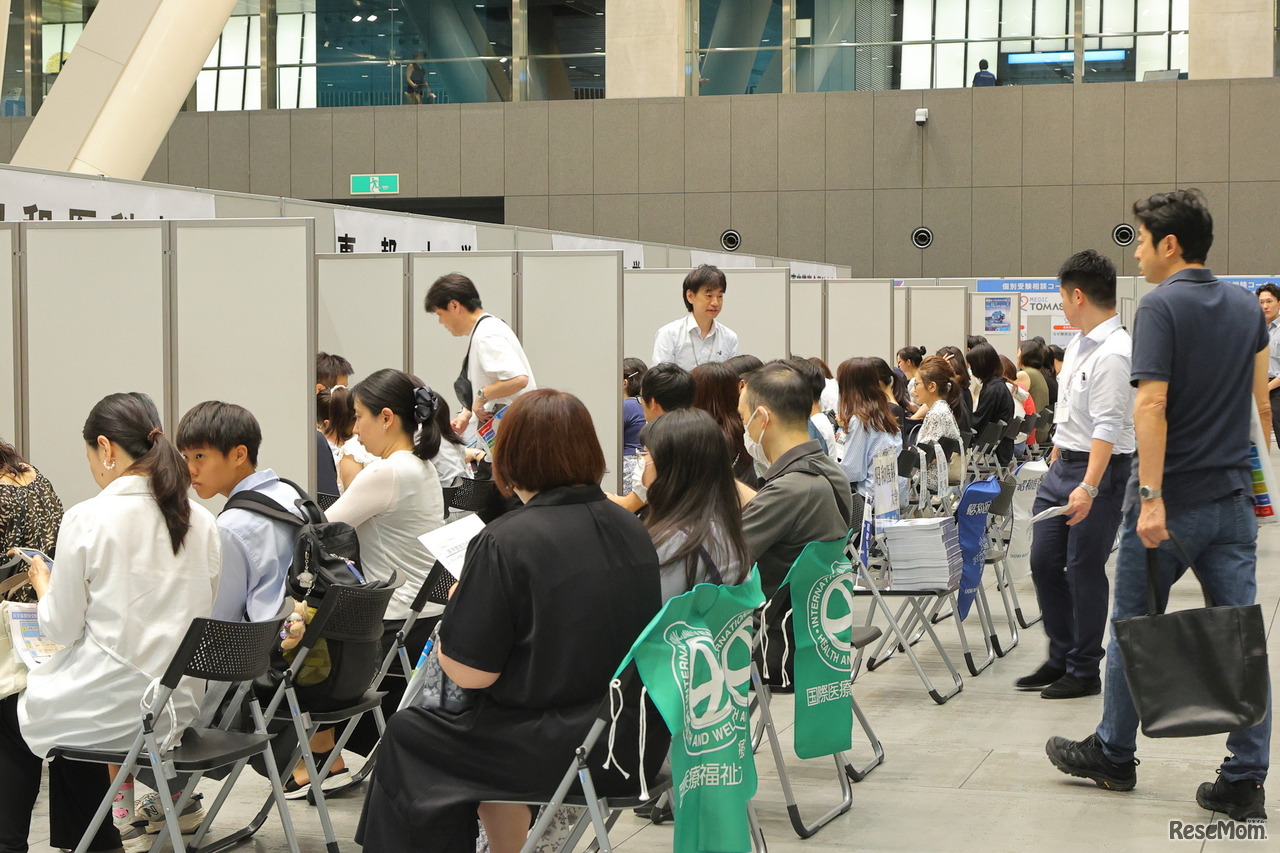 各大学の説明を熱心に聞き入る参加者たち