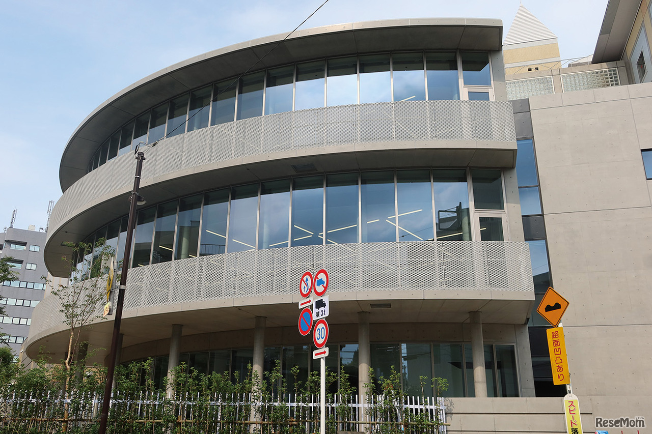 学園創立150周年記念事業の一環として今夏竣工した多目的棟（仮称）の外観