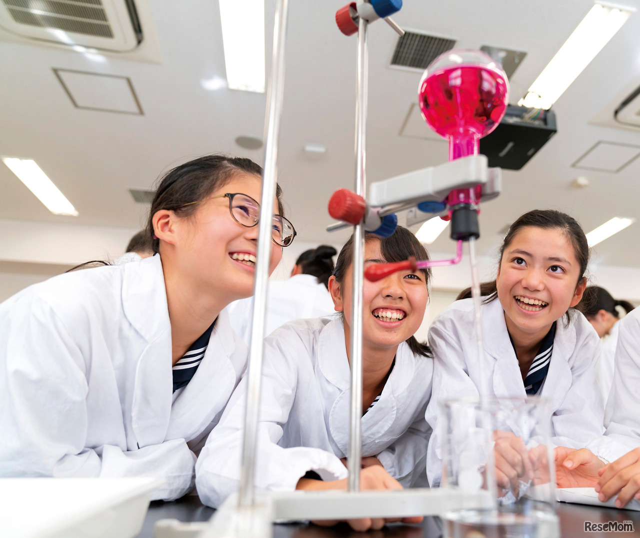 学び方…理科実験のようす