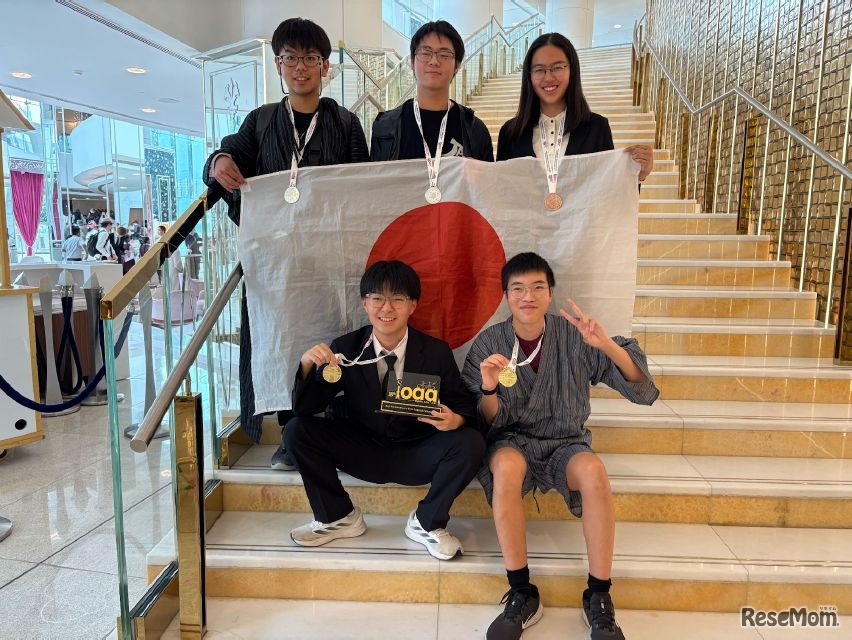 第18回国際天文学・天体物理学オリンピック閉会式後の日本代表生徒ら（2025年8月21日撮影）