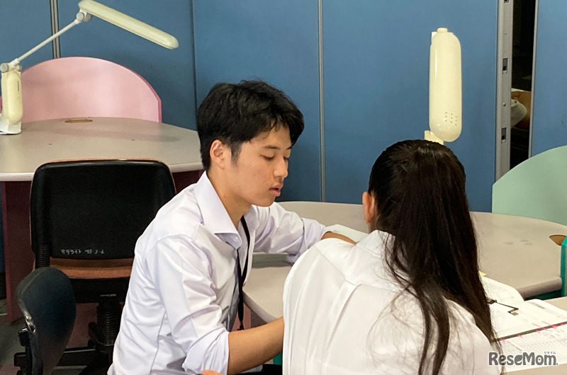 高校生の質問や学習相談に対応するまなびコーチングのコーチ（東京理科大学・理学部第一部）