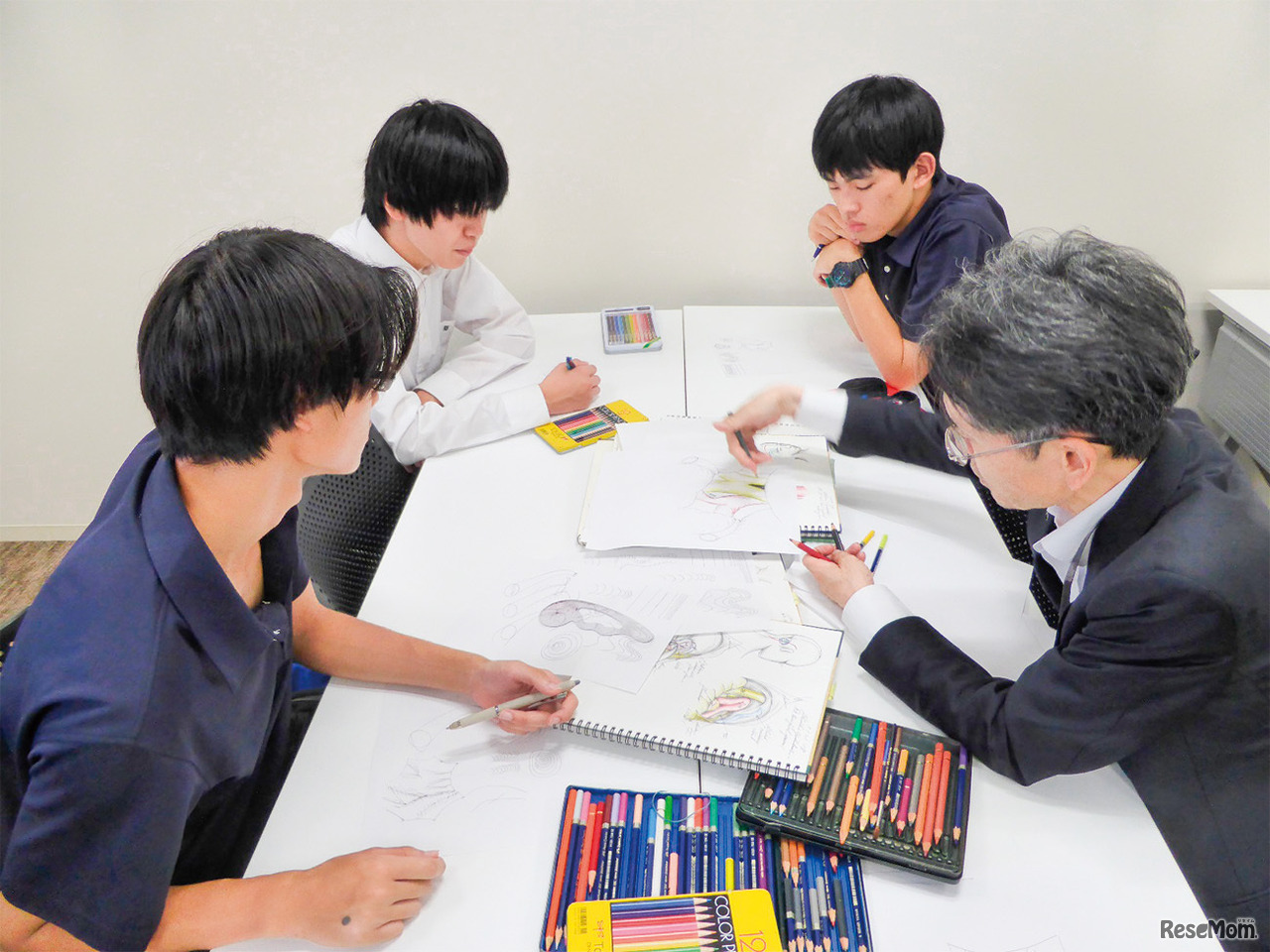 長期休暇中に行われる「芝漬ゼミ」。こちらは脳神経外科のゼミのようす