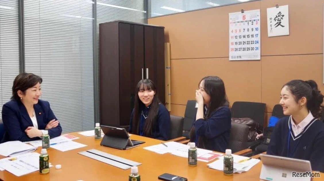 野田聖子議員と昨年優勝した佐久長聖高等学校チーム