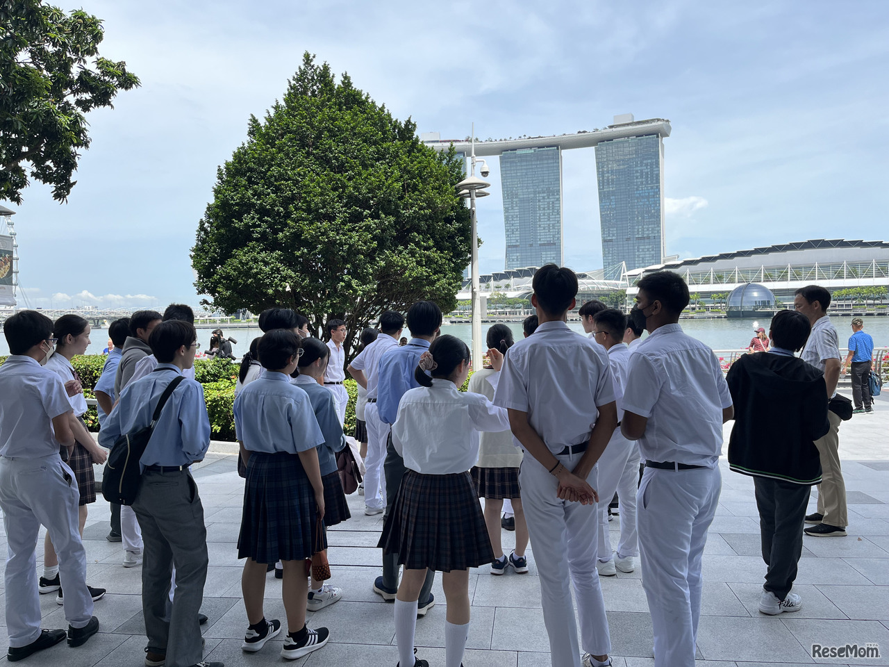 姉妹校であるシンガポールの学校と交流を行うシンガポール研修