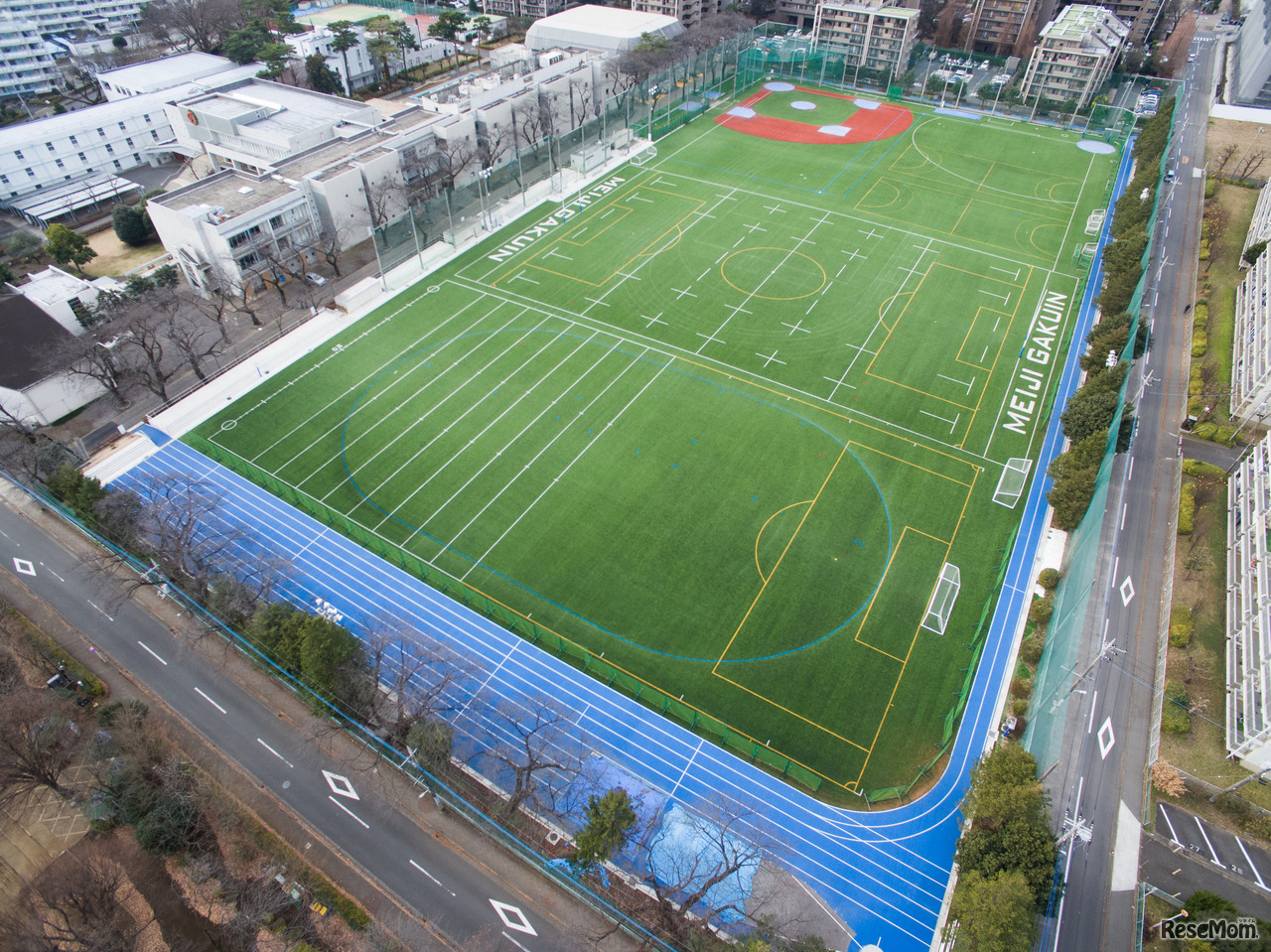 全面人工芝の広大なグラウンド