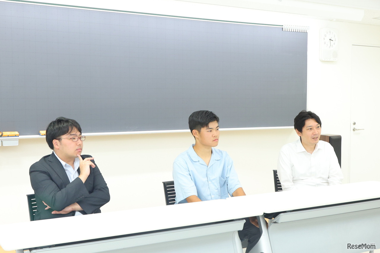 左から、カルペ・ディエム代表取締役 西岡壱誠氏、東京大学理科二類1年 髙角康河さん、駿台 お茶の水校3号館 東大コース学習コーチ 堤政文氏