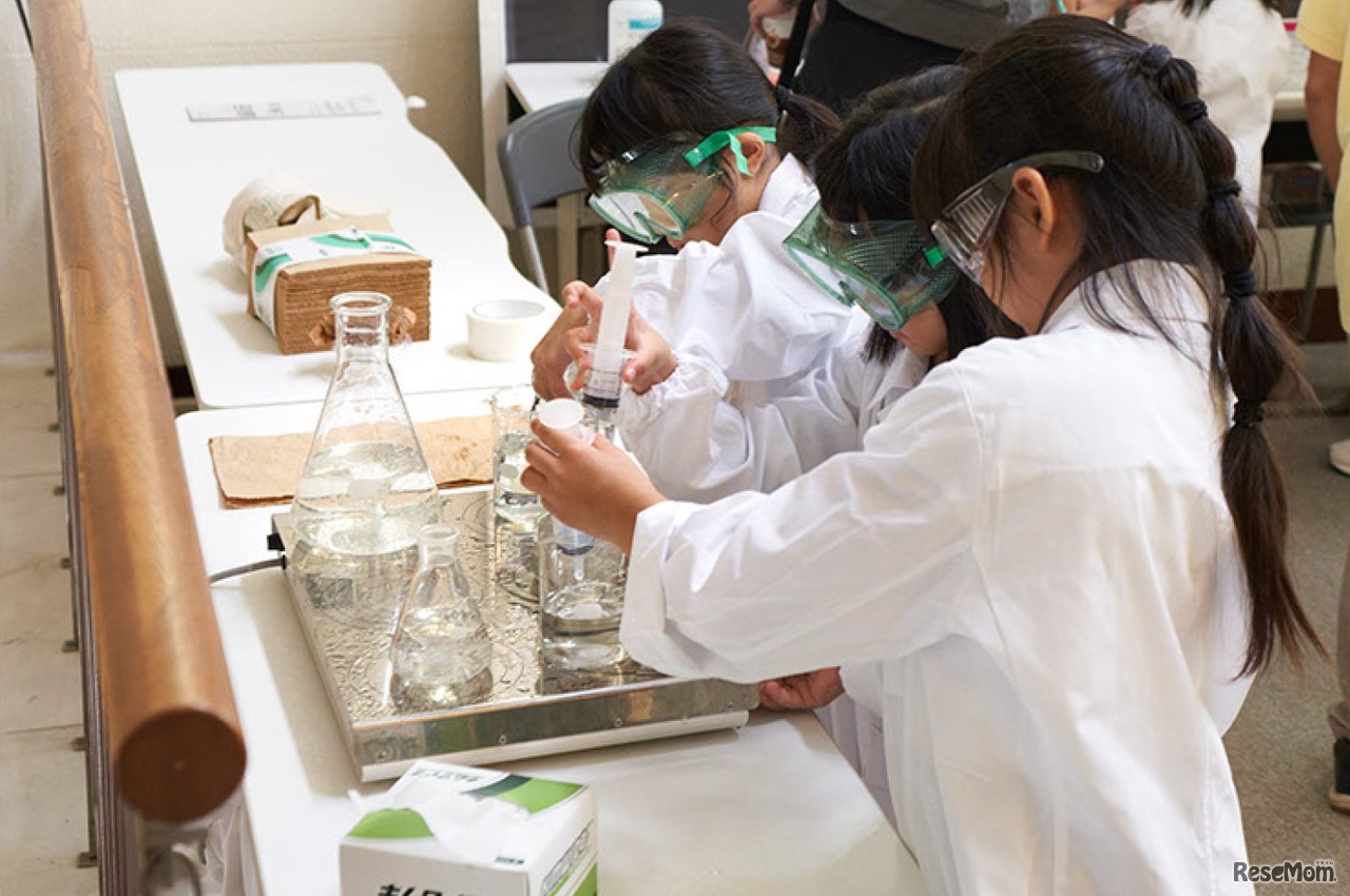 白衣を着て年齢や興味に応じて楽しく分析「水のぶんせき体験」
