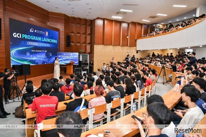 ベトナム・ハノイ工科大学での初回講義実施のようす