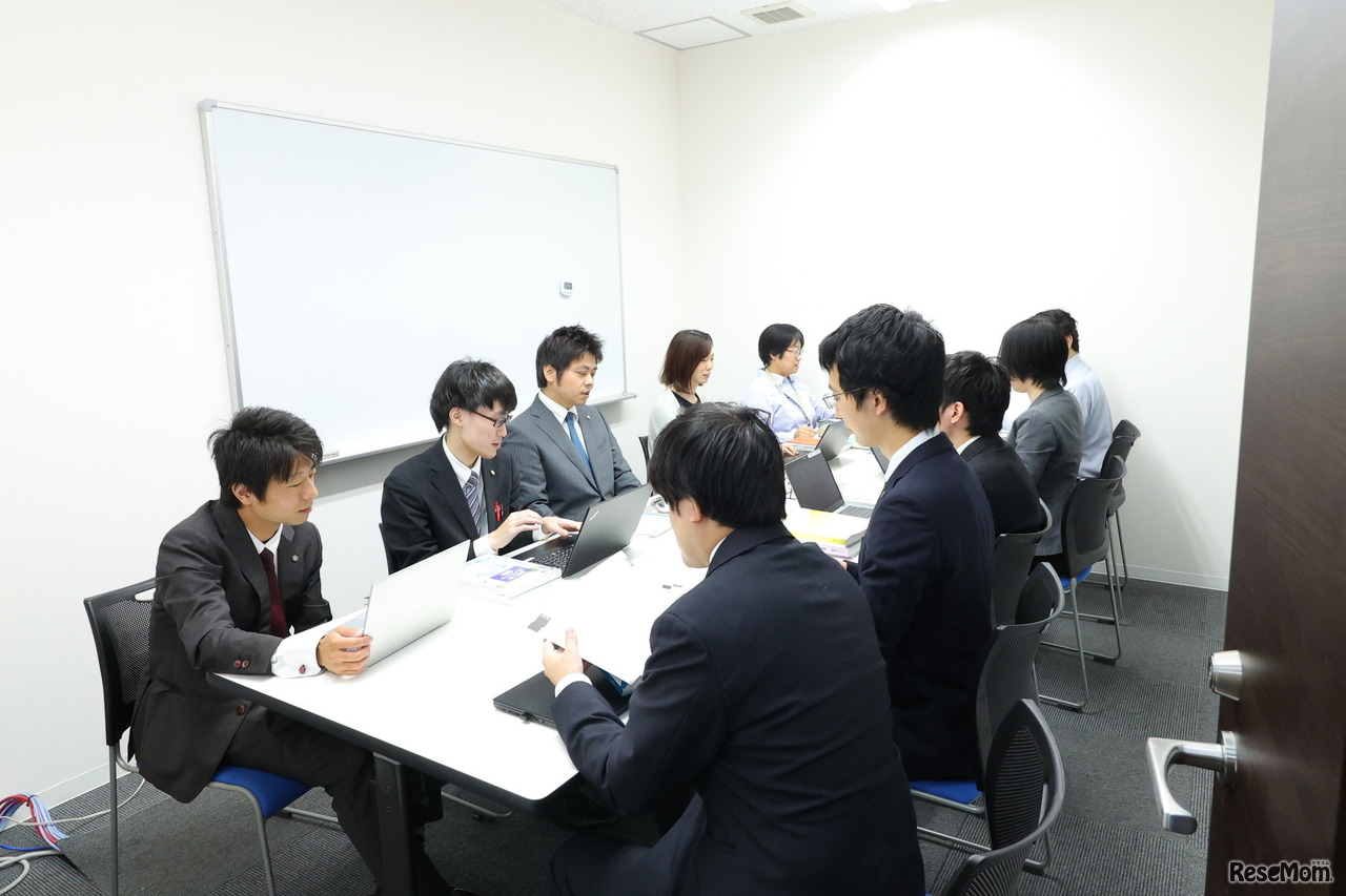 共通テスト問題や大学入試問題、中高一貫校の入試問題、資格試験など、あらゆる問題をリサーチし独自の教材開発に力を注いでいる