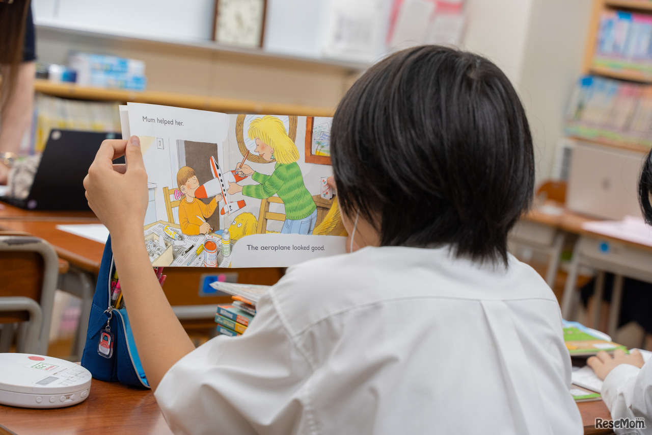 SEGの中1英語多読授業のようす。本を読みながらリスニングとシャドーイングを同時に行う