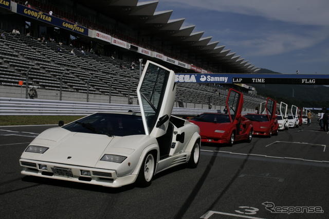 新旧のスーパーカーやヒストリックカーなどが、富士スピードウェイを走行
