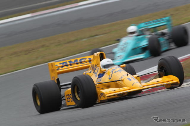 新旧のスーパーカーやヒストリックカーなどが、富士スピードウェイを走行